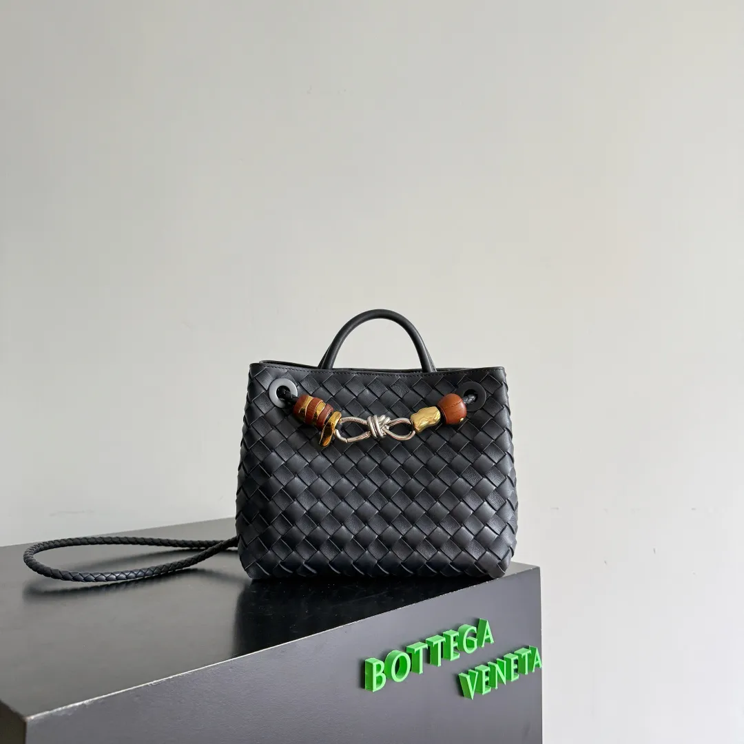 The new Andiamo batch of 3060 BV is shipped‼ ️The classic intercciato weaving process is used to create a soft bag, the metal knot is made of micro-cast aluminum using jewelry technology🪢, and the decorative beads are made of metal and hand-polished oak, allowing you to jump repeatedly between elegance and fun💃, making it unpredictable. Classic and versatile, it shows off your temperament, and the bag has a large capacity, making it very convenient for daily commuting! It has a variety of carrying methods, the shoulder straps can be adjusted by yourself, the original lambskin feels soft and delicate, and the unisex style breaks gender boundaries and brings a more practical and long-lasting use experience. The Andiamo, which has both elegant and casual styles, perfectly interprets the "fashionable old money style". Style number: 743568+wood hardware Color: space blue silver buckle Size: 25*22*10.5cm